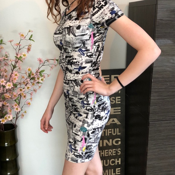 Topshop Dresses & Skirts - 💕Topshop Bodycon Dress Petite Graffiti Print💕